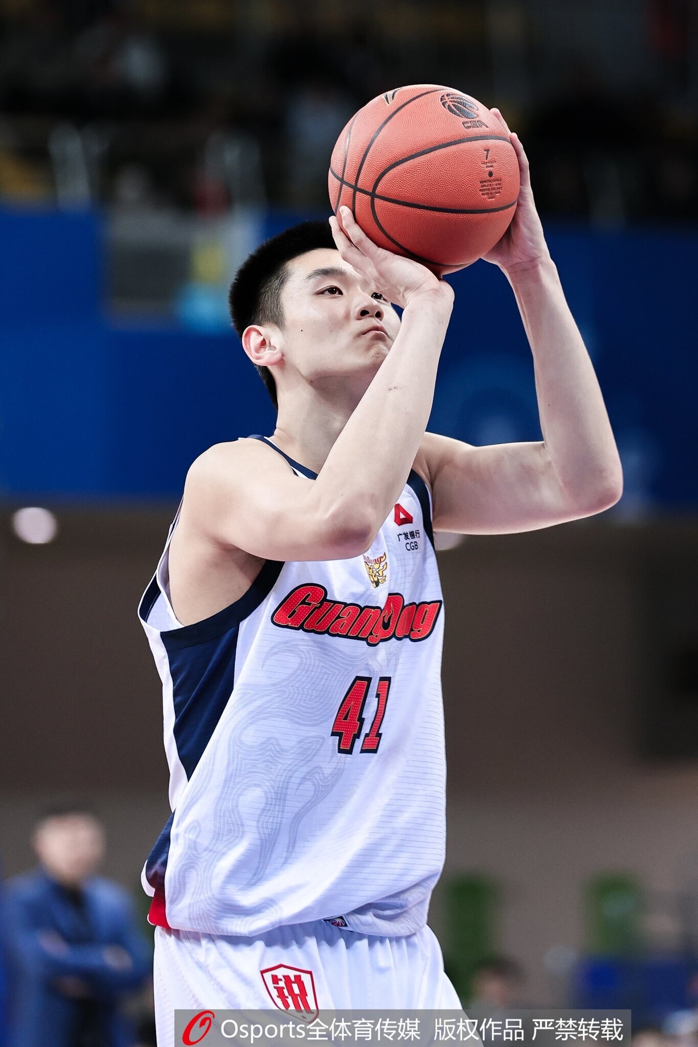 开云体育-媒体人：王洪泽用稚嫩肩膀扛起广东脆弱内线 他值得更多时间&amp;机会