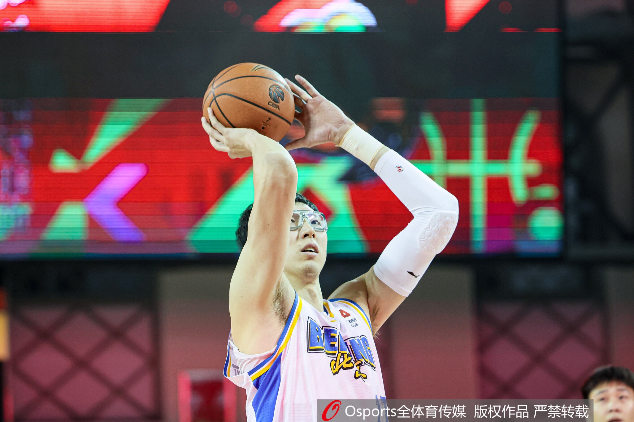 开云体育平台-状态火热！周琦半场7中6高效拿下13分7板2帽 前6投全中